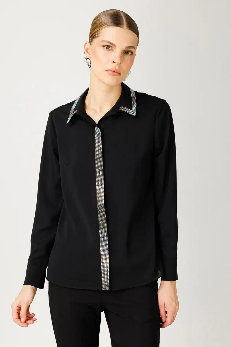 1513 MODAİLGİ YAKASI VE ÖNÜ TAŞ DETAYLI GÖMLEK