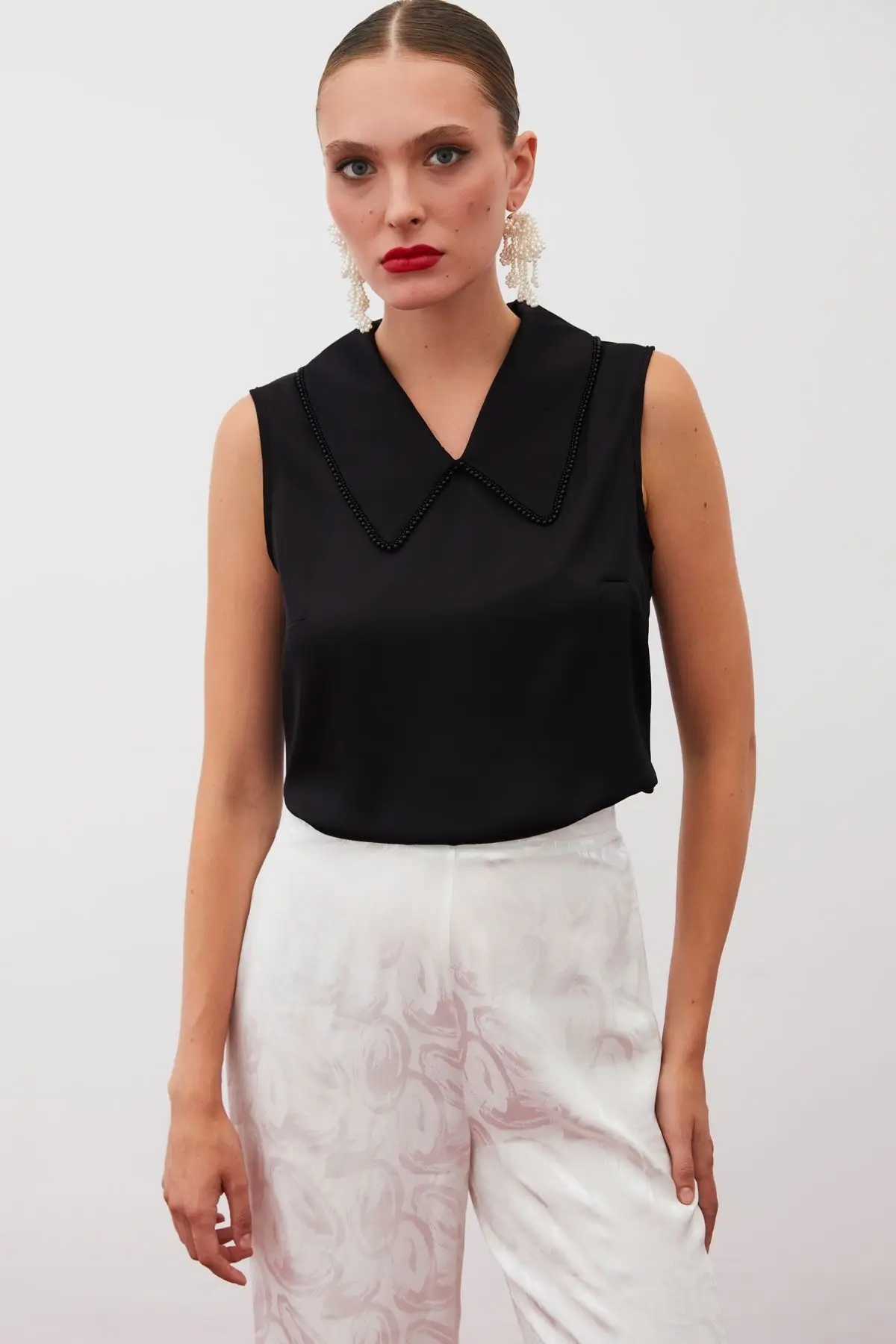 1525 SATEEN YAKSI İNCİLİ KOLSUZ SATEN BLUZ