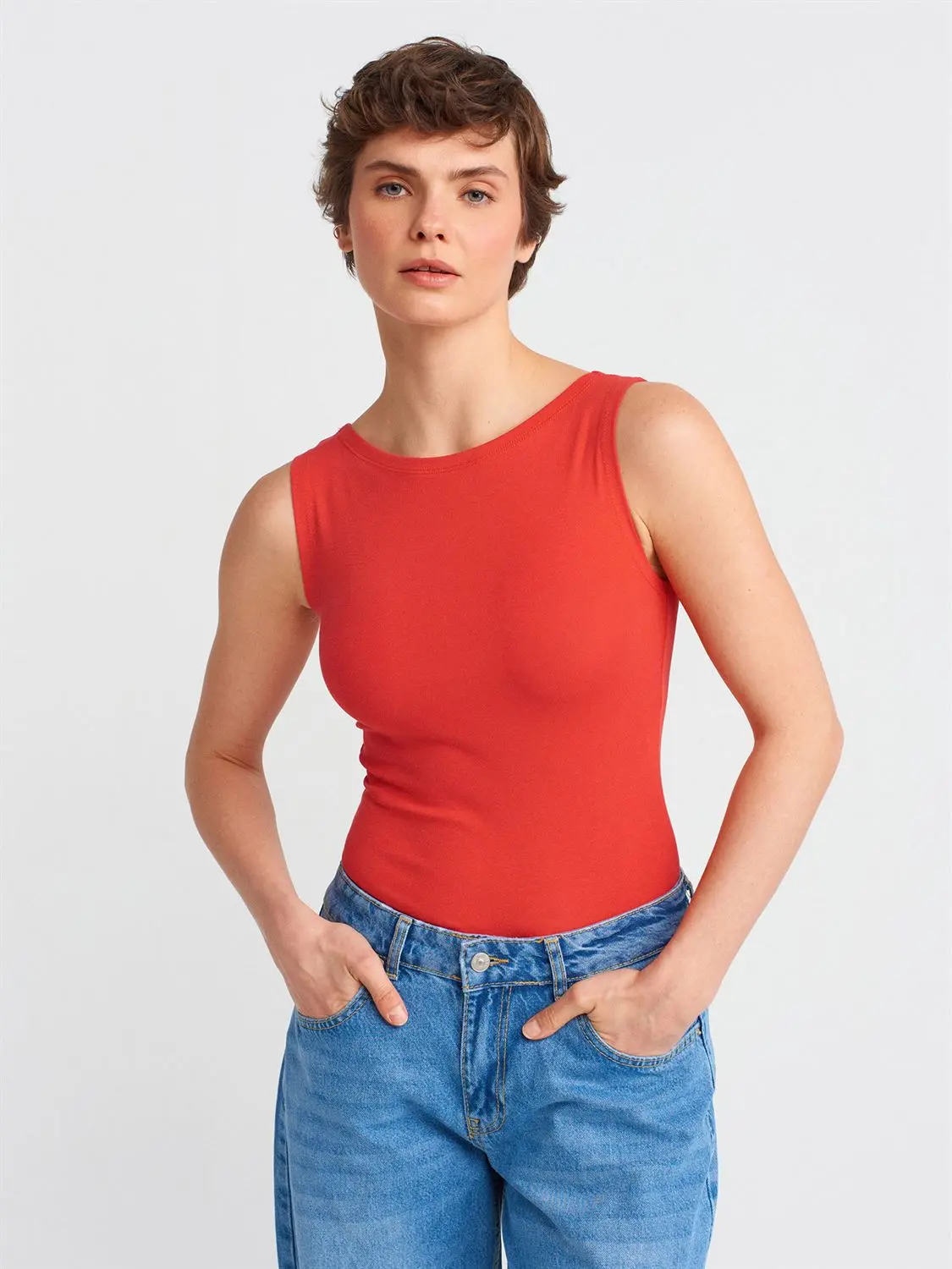 20868 DİLVİN KAYIK YAKA KOLSUZ TOP T-SHIRT - KIRMIZI
