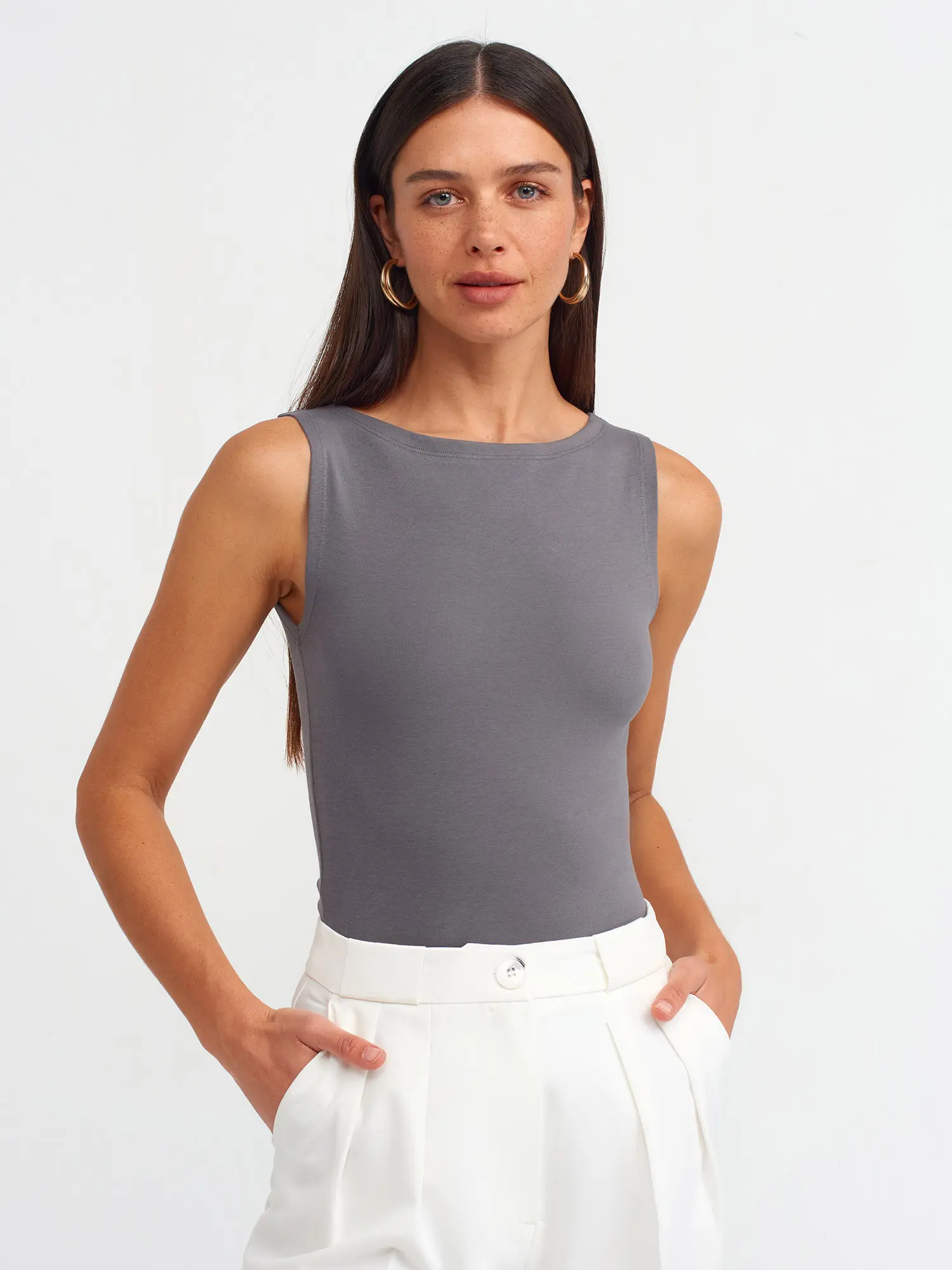 20868 DİLVİN KAYIK YAKA KOLSUZ TOP T-SHIRT - FÜME