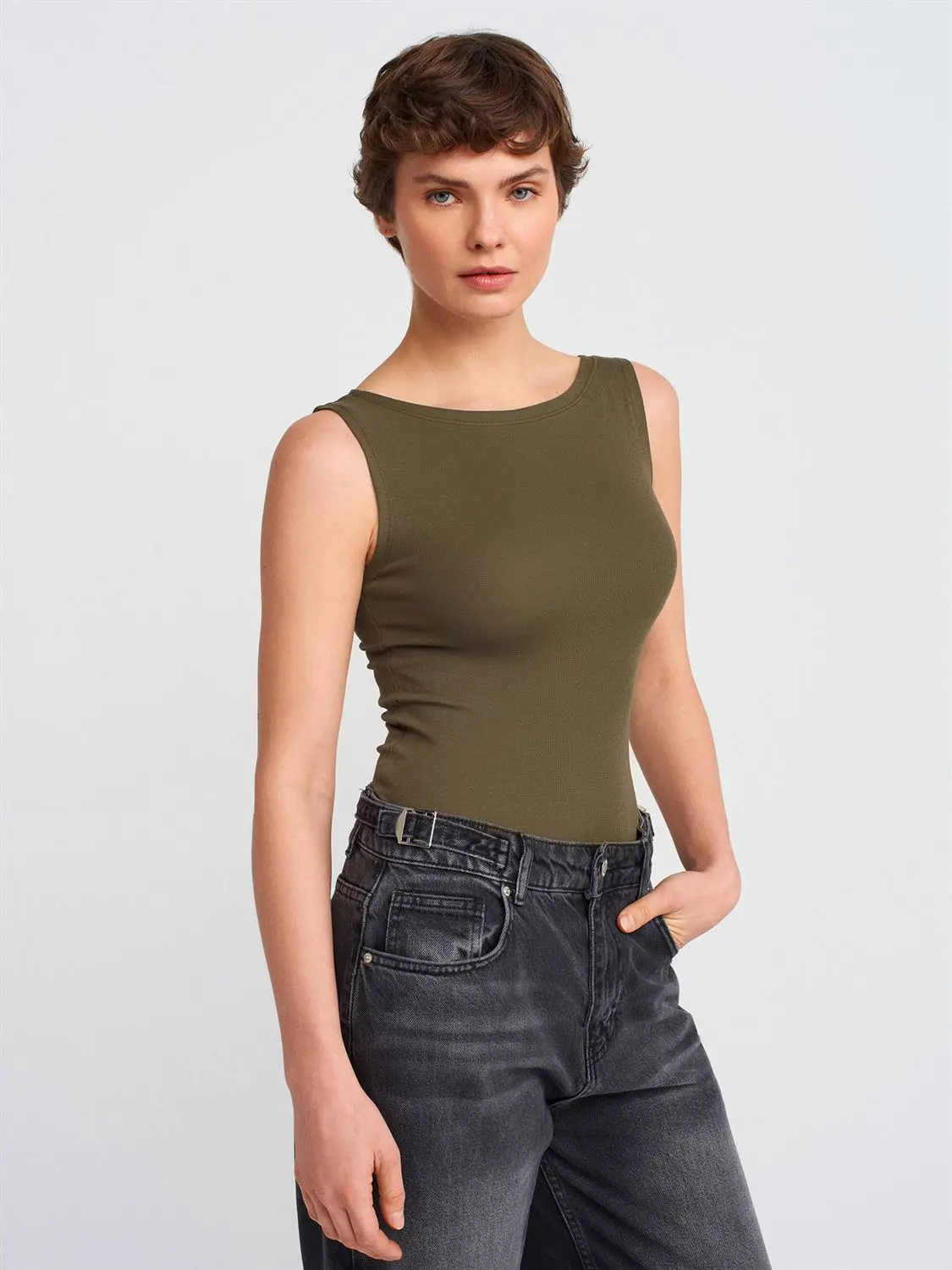 20868 DİLVİN KAYIK YAKA KOLSUZ TOP T-SHIRT - HAKİ