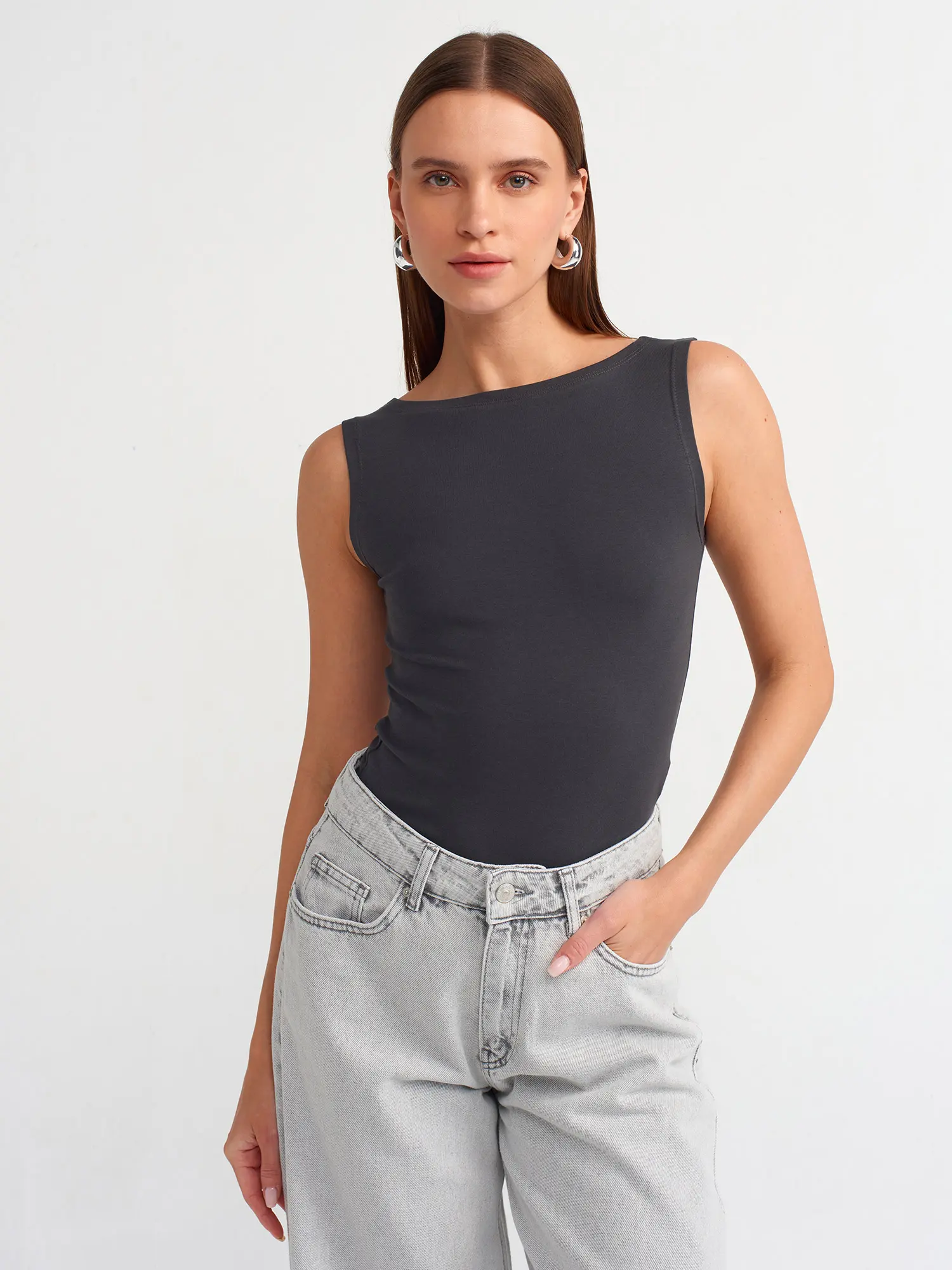 20868 DİLVİN KAYIK YAKA KOLSUZ TOP T-SHIRT - ANTRASİT