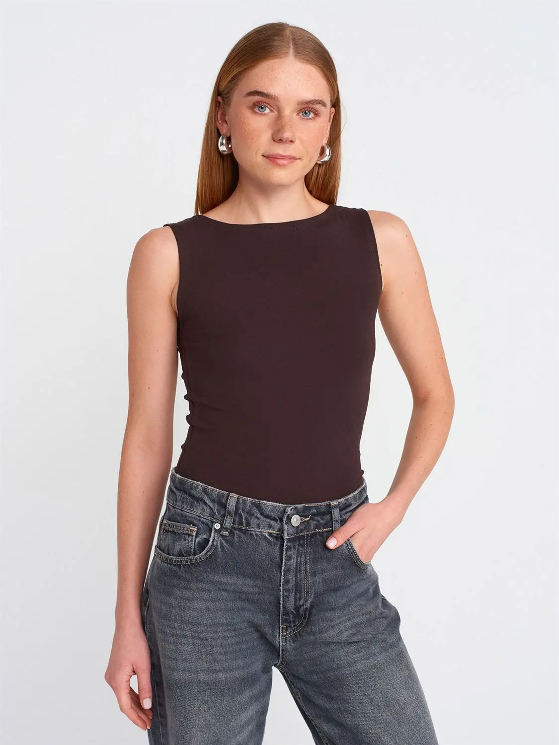 20868 DİLVİN KAYIK YAKA KOLSUZ TOP T-SHIRT - K.KAHVE