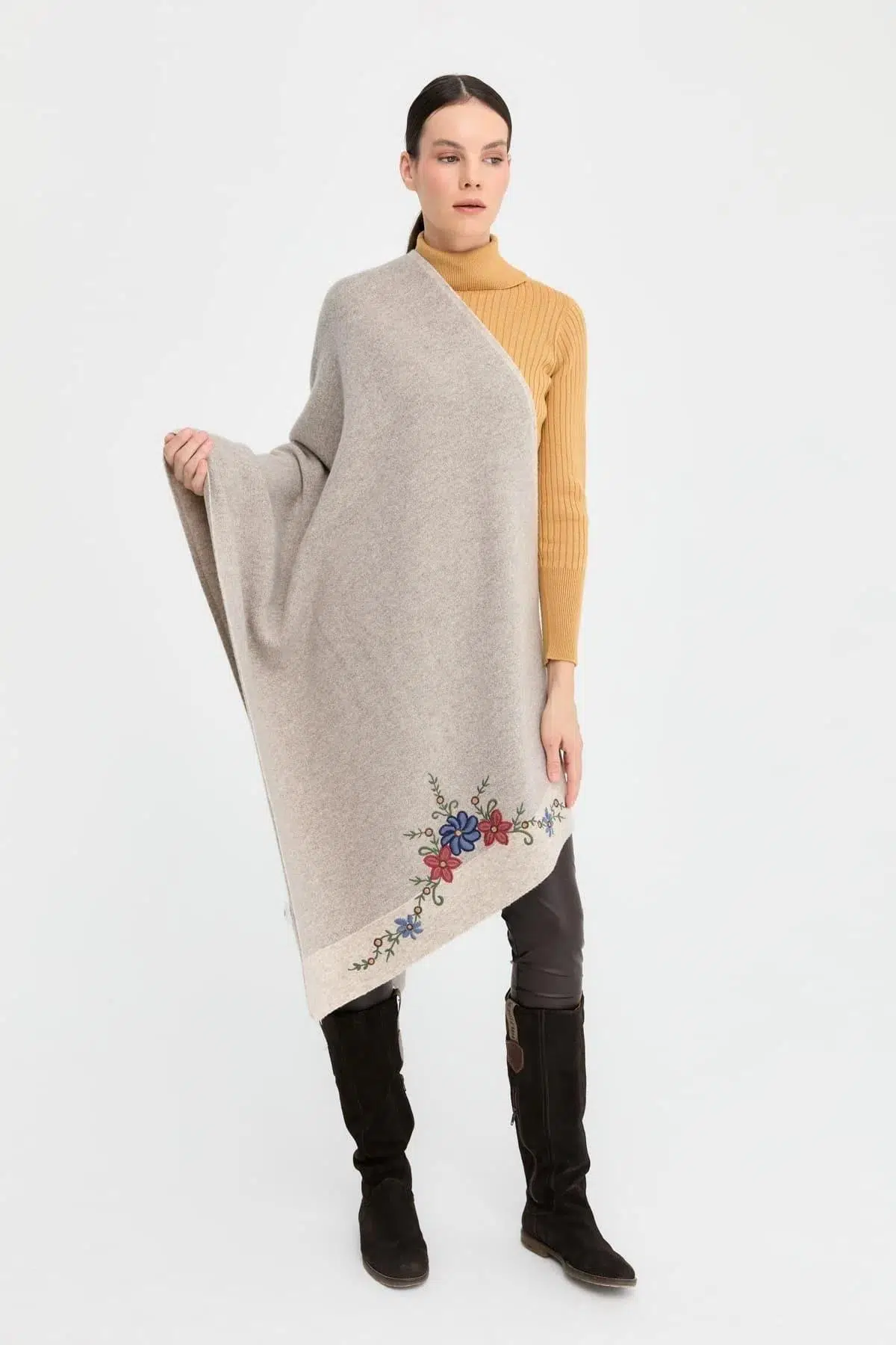 24055 DESEN TRİKO İKİ KENARI BORDÜRLÜ ÜÇ ÇİÇEKLİ MAKİNE NAKIŞ İŞLEMELİ ŞAL