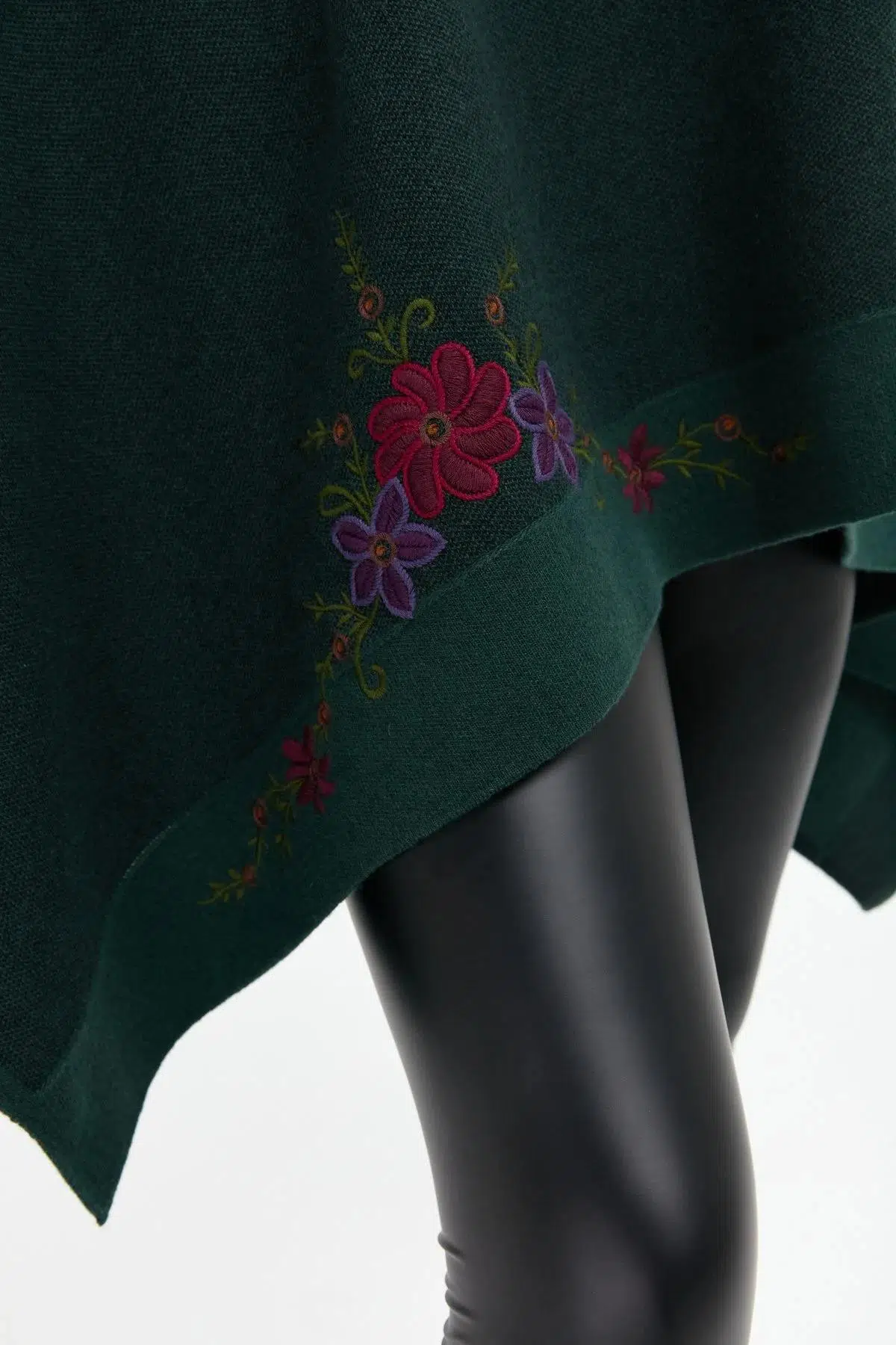 24055 DESEN TRİKO İKİ KENARI BORDÜRLÜ ÜÇ ÇİÇEKLİ MAKİNE NAKIŞ İŞLEMELİ ŞAL