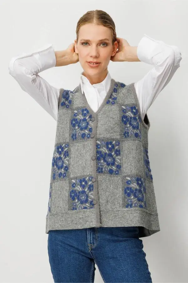 24084 DESEN TRİKO PITIRCIK ÇİÇEKLİ PATCHWORK KEÇE YELEK - Y.FÜME-MAVİ