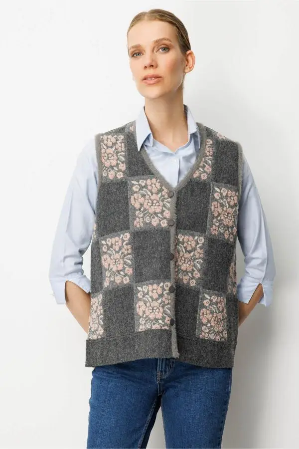 24084 DESEN TRİKO PITIRCIK ÇİÇEKLİ PATCHWORK KEÇE YELEK - FÜME-A.PEMBE