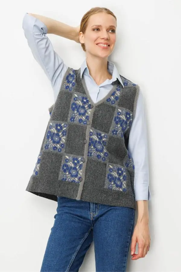 24084 DESEN TRİKO PITIRCIK ÇİÇEKLİ PATCHWORK KEÇE YELEK - FÜME-MAVİ