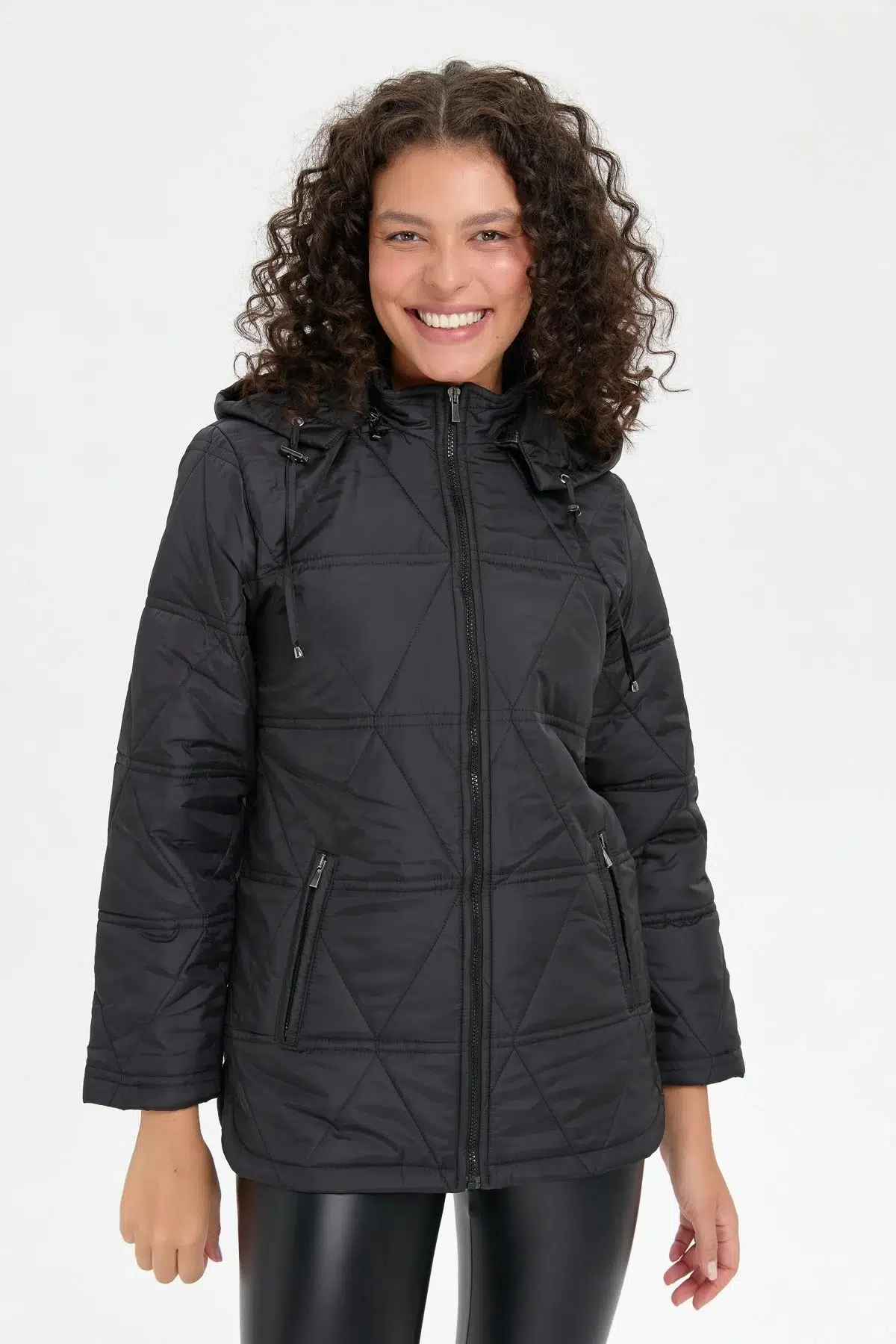 24413 DESEN TFS ÜÇGEN DESENLİ KAPŞONLU KAPİTONE KISA KABAN - SİYAH