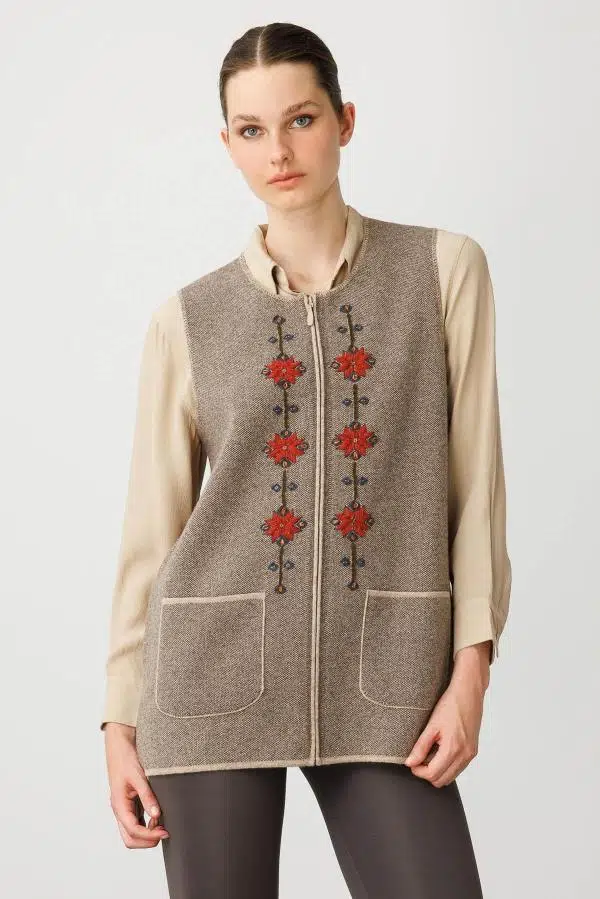 25001 DESEN TRİKO ÖNÜ KLİM NAKIŞ İŞLEMELİ SIFIR YAKA FERMUARLI KISA YELEK