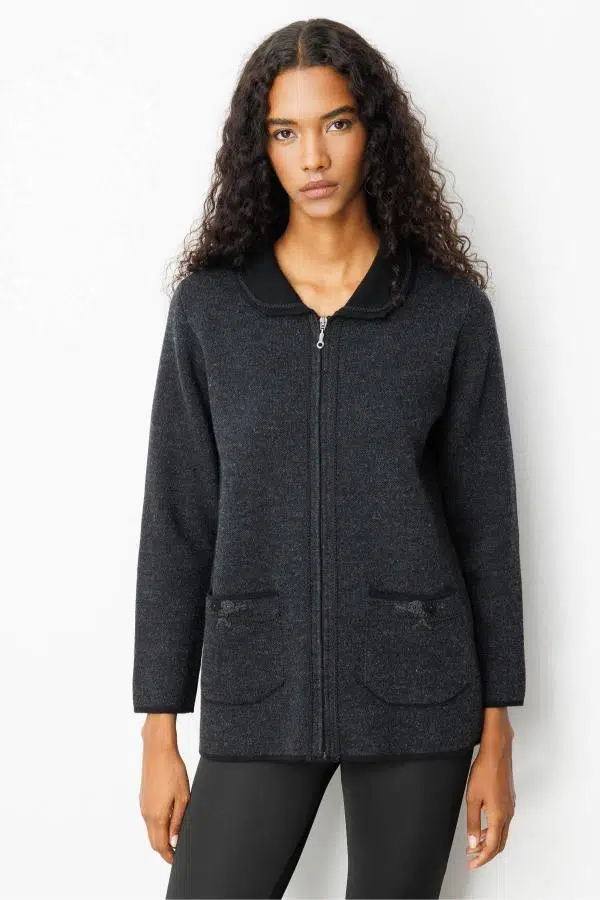 25032 DESEN TRİKO POLO YAKASI CEBİ KORDENE NAKIŞ İŞLEMELİ FERMUARLI KISA CEKET