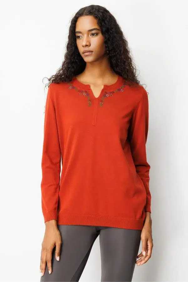 25094 DESEN TRİKO YAKASI ÇİÇEK MAKİNE NAKIŞ İŞLEMELİ SIFIR YAKA PATLI BLUZ