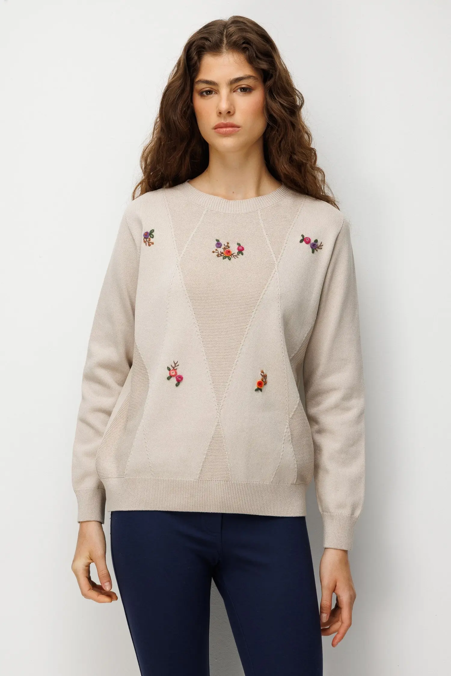 26217 DESEN TRİKO BAKLAVA DESEN İÇİ DAĞINIK ÇİÇEK İŞLEMELİ SIFIR YAKA KADIN BLUZ - BEJ