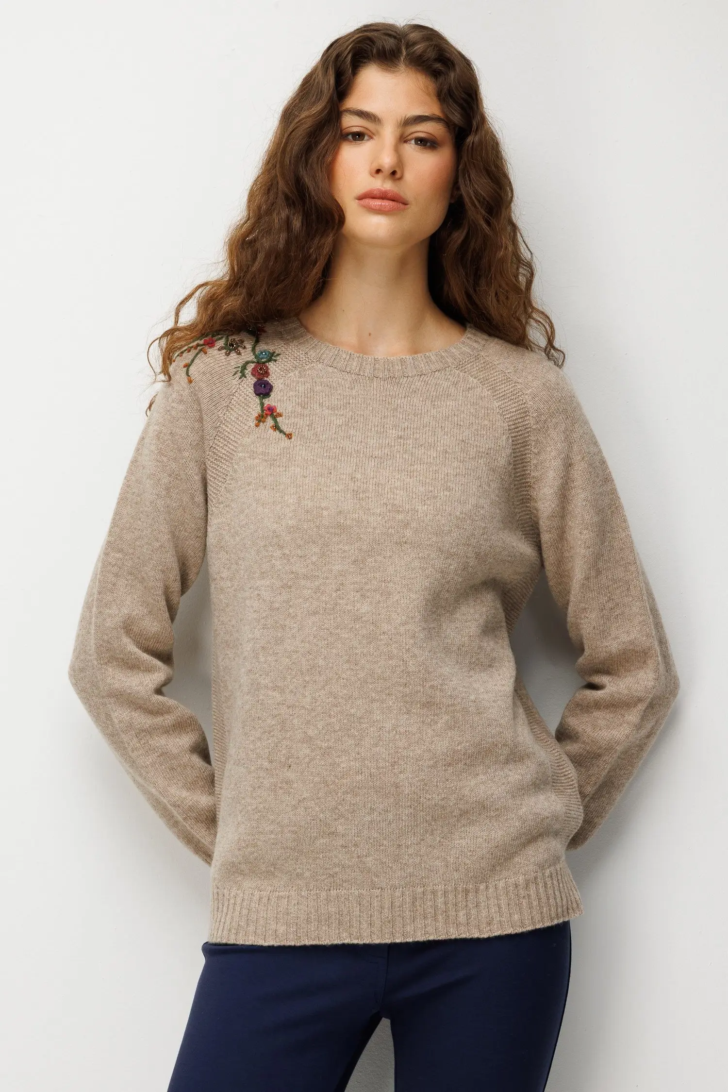 26256 DESEN TRİKO REGLAN KOL YANI LİNXLİ NAKIŞ İŞLEMLERİ S.Y KOMPLE KADIN KAZAK - K.BEJ