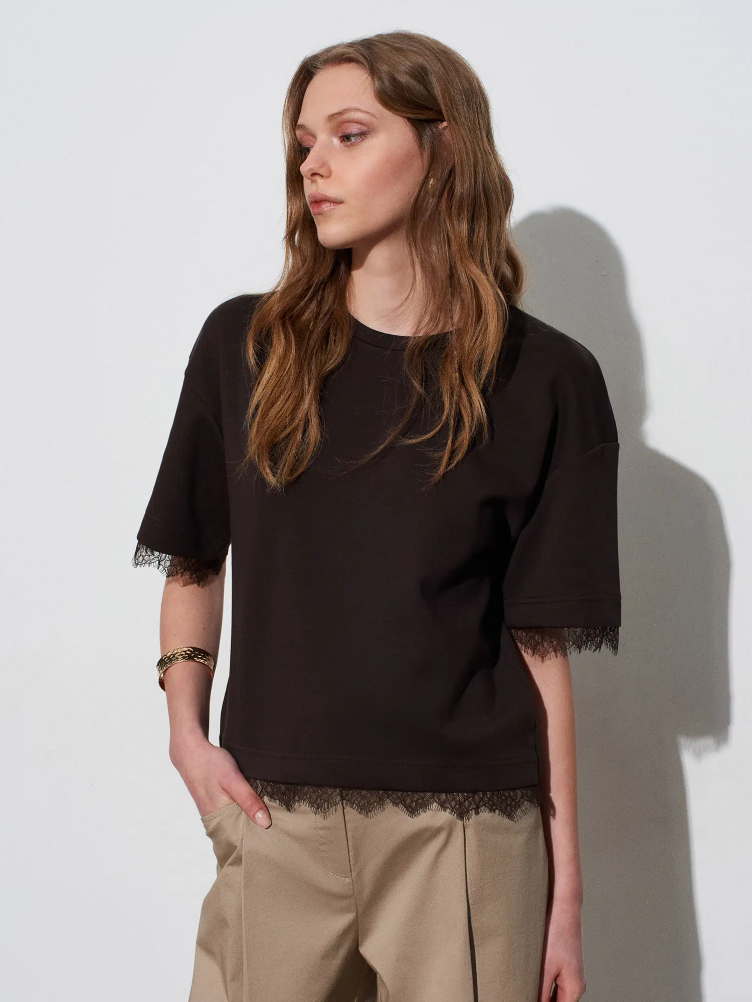 32826 DİLVİN DANTEL DETAYLI KISA KOLLU T-SHIRT - K.KAHVE