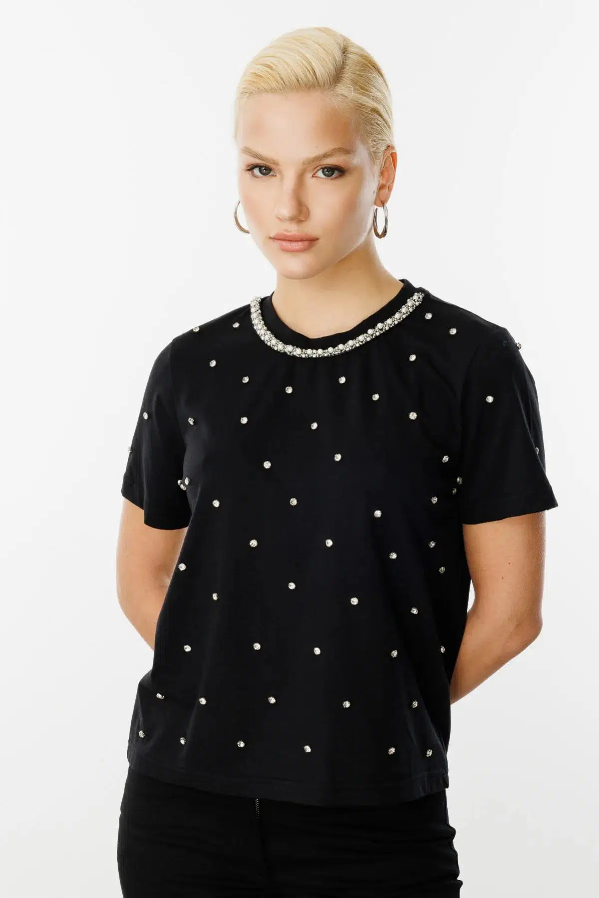 56314 ONTEKS TAŞLI YAKASI İNCİ DETAYLI KISA KOL BLUZ - SİYAH