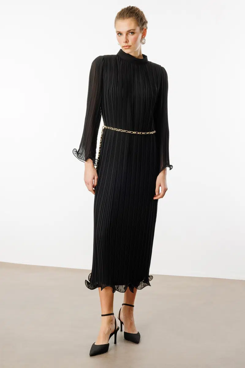 60056 MODAİLGİ ETEK VE KOL UCU VOLANLI PLİSELİ ZİNCİR KEMERLİ MİDİ BOY ELBİSE