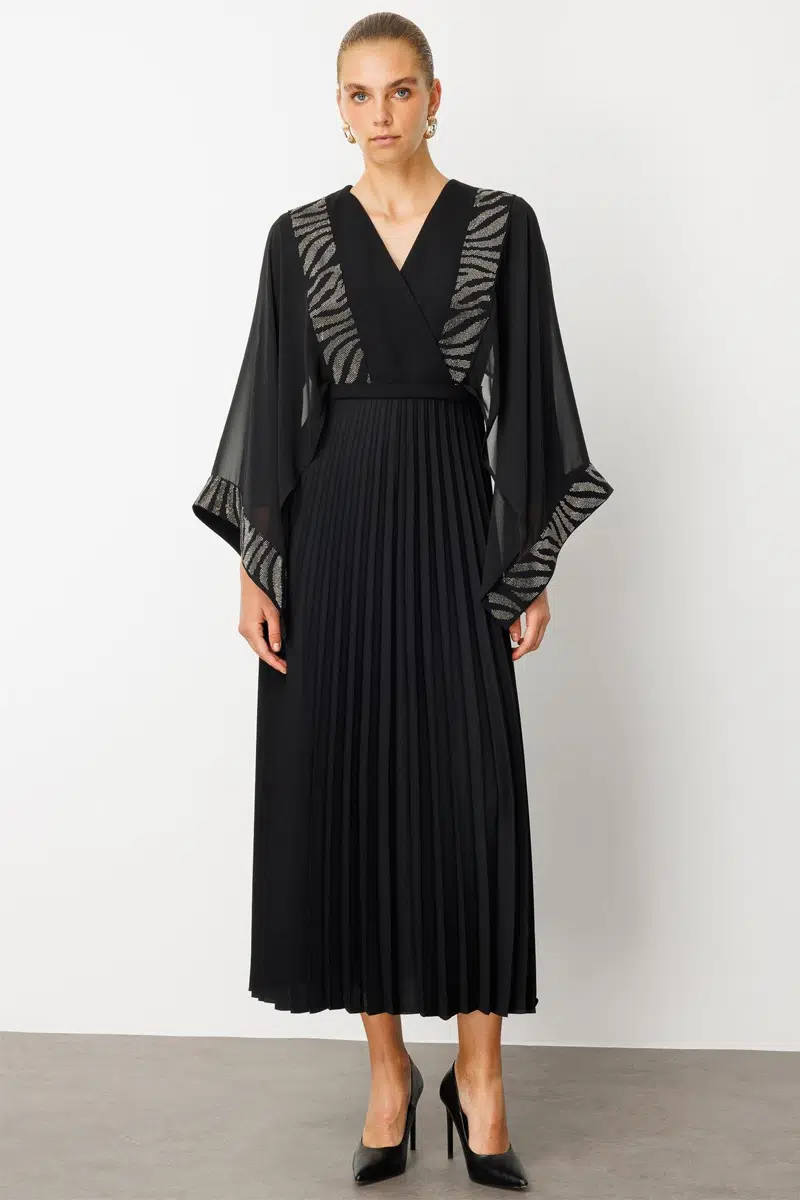 60091 MODAİLGİ TAŞ DETAYLI PELERİN KOLLU PLİSOLEY ELBİSE