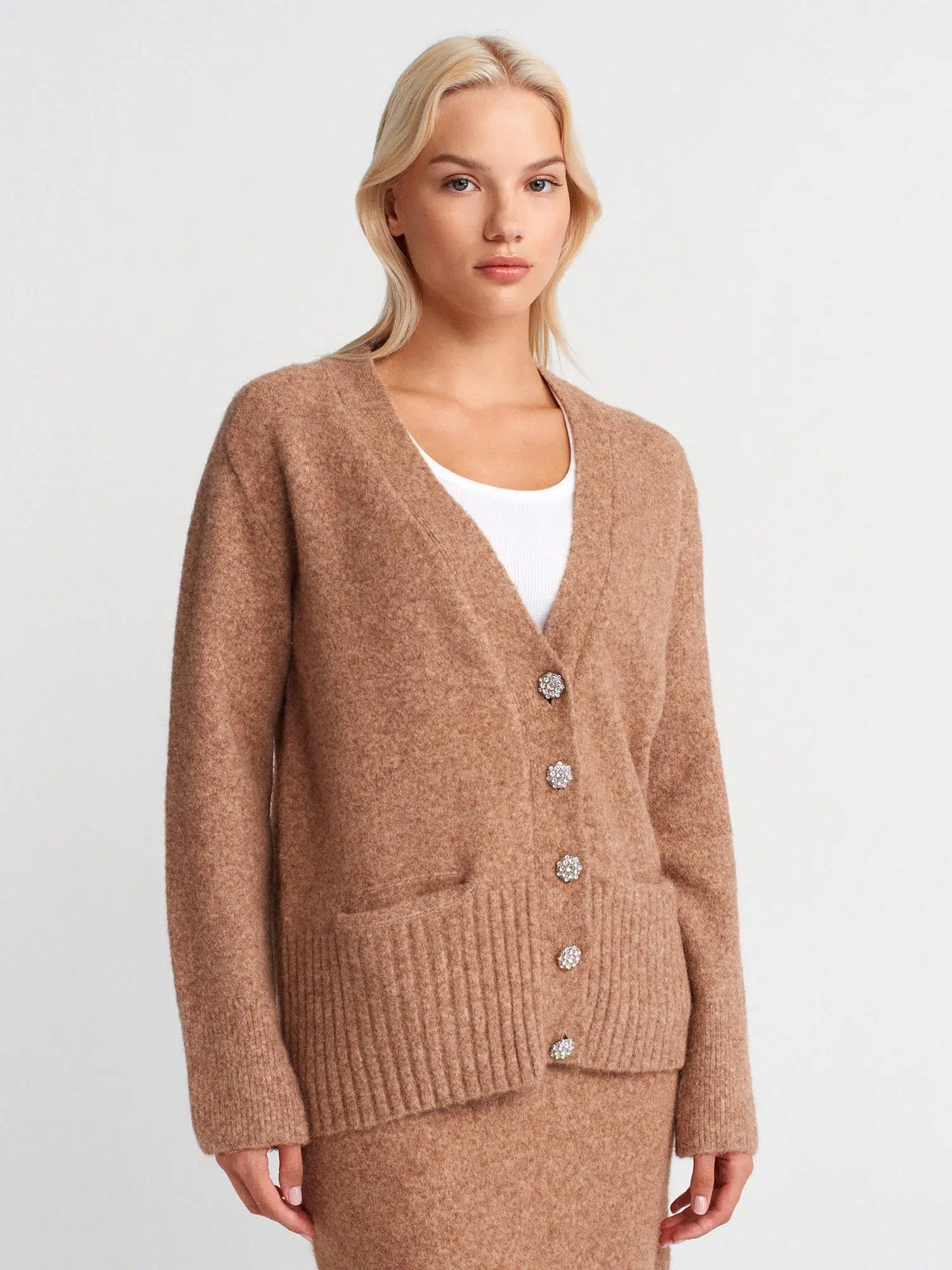 60269 DİLVİN V YAKA TAŞ DÜĞMELİ CEPLİ YUMUŞAK DOKULU TRİKO HIRKA