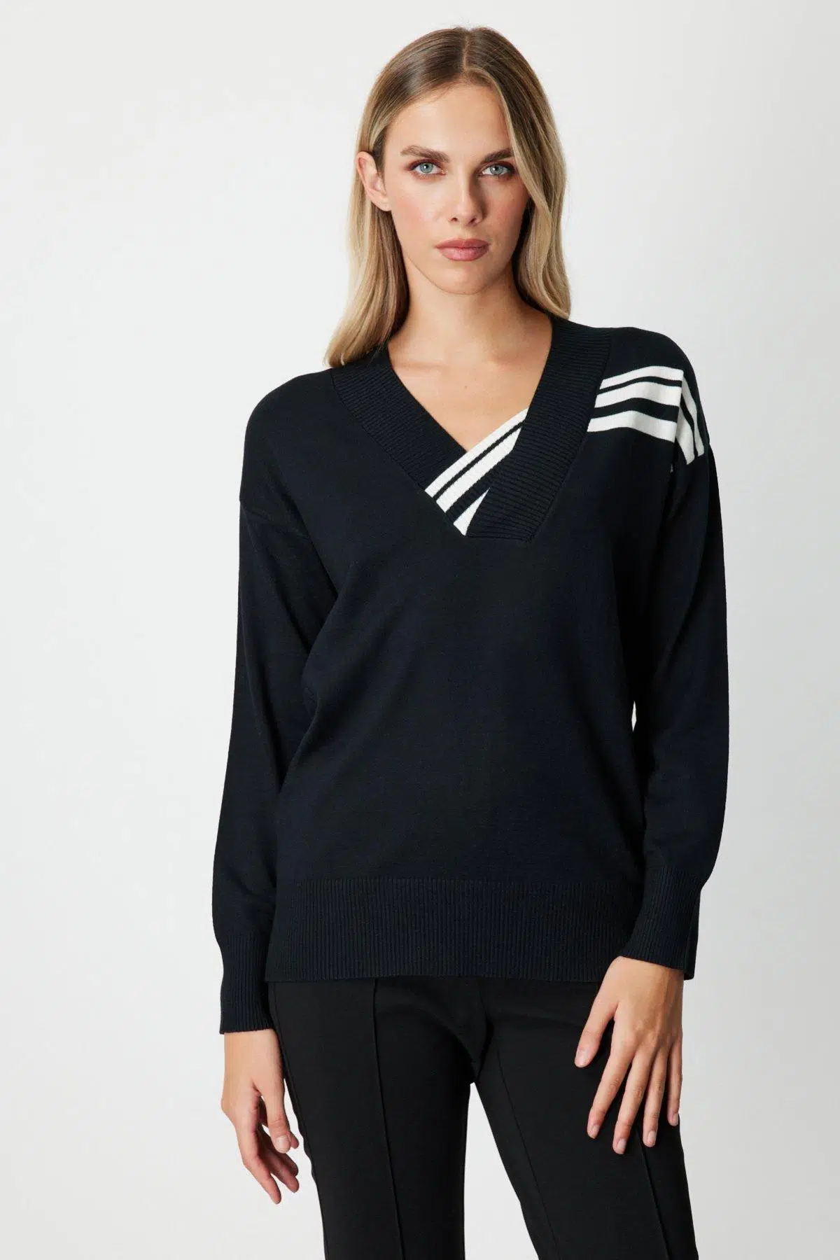 65327 ONTEKS YAKASINDA VE OMUZUNDA ŞERİT DETAYLI KAZAK